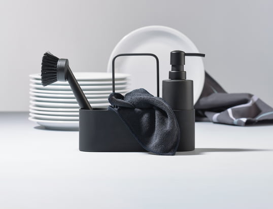 Le set de nettoyage vaisselle avec lavette de Zone Denmark en vue d'ambiance : Le set de nettoyage vaisselle élégant au look monochrome s'intègre parfaitement à toute cuisine.