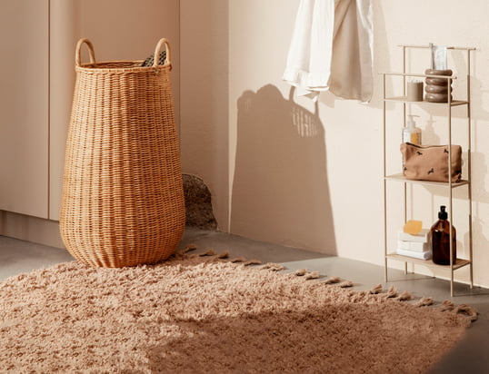 Le panier à linge en rotin tressé de ferm Living : Le panier à linge est particulièrement calme et naturel et peut être placé dans n'importe quelle pièce.
