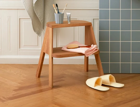 Le tabouret Butler de Hay dans la vue d'ambiance : le tabouret peut être utilisé comme support classique pour les serviettes, les gobelets pour le brossage des dents et autres ustensiles de bain.