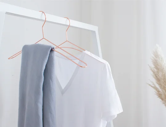Porte-manteau en cuivre de la Collection en combinaison avec le porte-manteau blanc Loop de Hay. À la maison ou dans un magasin, la combinaison du blanc et du cuivre est particulièrement élégante.
