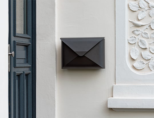 La boîte aux lettres briefwunder de Dwenger dans la vue d'ambiance : La boîte aux lettres unique en tant qu'une enveloppe attire tous les regards sur chaque façade de maison.