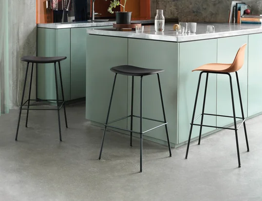 Le tabouret de bar Fiber Tube Base de Muuto dans la vue d'ambiance : le tabouret est particulièrement bien dans la cuisine à la maison, mais il est aussi un véritable accroche-regard dans les bars ou les halls d'hôtels.