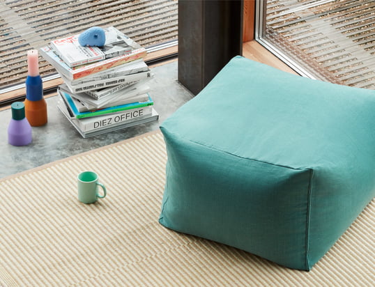 Le pouf Varer de Hay dans la vue d'ambiance : Le pouf confortable convainc par sa couleur fraîche et inhabituelle et devient un véritable point d'attraction dans l'appartement.