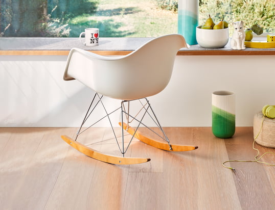 Le fauteuil en plastique Eames RAR de Vitra dans la vue d'ambiance : La chaise à bascule en plastique est équipée d'une coque de forme organique et combine le confort avec un bon style.