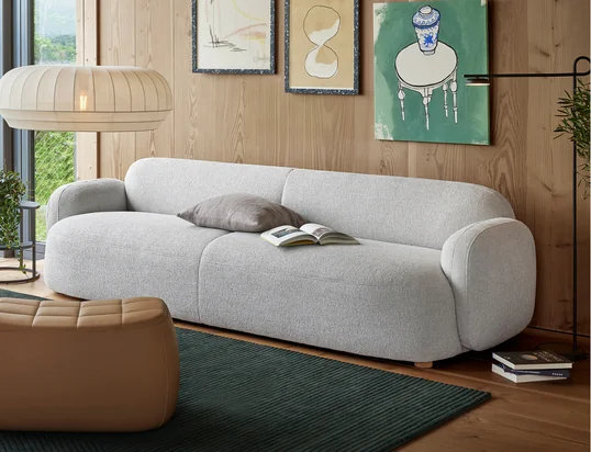Le canapé Mags Soft de Hay dans la vue d'ambiance : Le canapé en cuir de haute qualité de couleur cognac peut être parfaitement combiné avec des coussins beiges et un tapis gris.