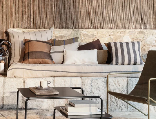 Que ce soit sur le canapé, le fauteuil ou le lit, les coussins décoratifs apportent beaucoup de confort dans nos quatre murs. Mais nous ne voulons pas seulement être à l'aise à l'intérieur, mais aussi à l'extérieur. Heureusement, de nombreuses marques de design proposent un choix varié de coussins d'extérieur, résistants aux intempéries et décoratifs, qui invitent à passer de longs moments confortables dans le jardin ou sur le balcon.