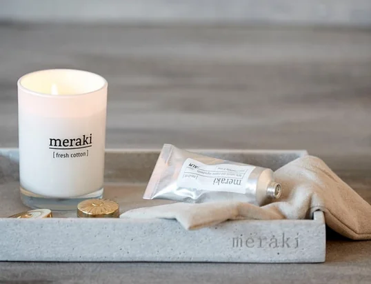 Avec cette bougie merveilleusement parfumée de Meraki , on peut se détendre avec style et profiter du merveilleux parfum qui se répand dans toute la maison.