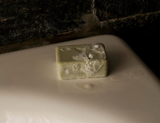 Les parfums Mnemonic évoquent des souvenirs de la nature sauvage et des matières premières dans une exploration sincère des sens, basée sur les associations et la familiarité.