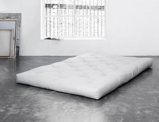 Le matelas Futon Comfort est composé de six couches de coton et d'un noyau de mousse de 4 cm d'épaisseur. Le matelas-futon Coco est constitué de huit couches de coton. Le noyau est un mélange de fibres de noix de coco et de latex.