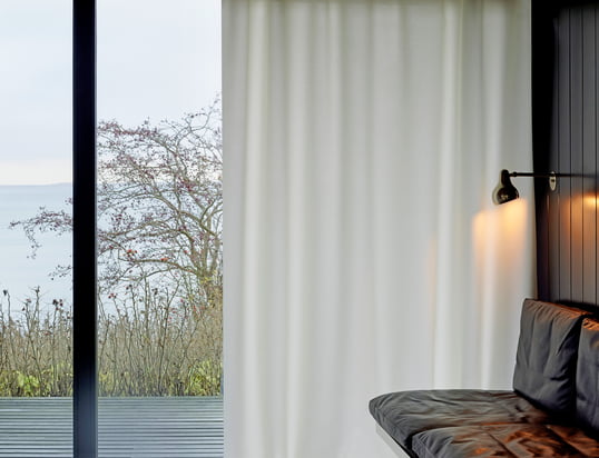 Le rideau Ready Made de Kvadrat est disponible en rouge, bleu, blanc, beige et turquoise. Ainsi que dans deux tissus différents : La laine chaude et douillette ou le tissu haute technologie Trevira CS.