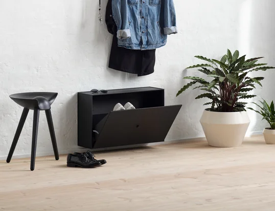 L'armoire à chaussures Frame de Audo en vue d'ambiance : l'armoire à chaussures simple est extrêmement peu encombrante et convient parfaitement aux petits couloirs.
