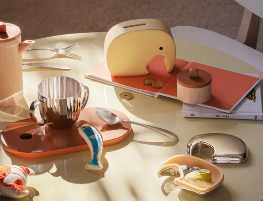 La Elephant Keepsake Box de Georg Jensen se présente dans un design mignon et esthétique. Elle convient merveilleusement bien pour ranger les petits objets qui doivent toujours être à portée de main.