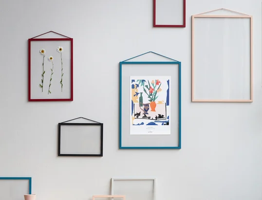 Pour les cadres photo Frame de Moebe , on a renoncé à une paroi arrière classique, ce qui rend l'aspect général aéré, léger et décoratif et transparent.