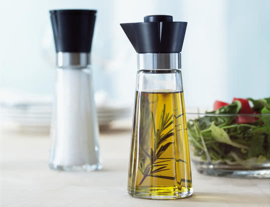 La série Grand Cru avec le moulin à sel et la bouteille d'huile/vinaigre de Rosendahl sont des compagnons idéaux sur votre table à manger. Ils convainquent par leur fonctionnalité et leur aspect.
