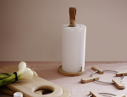 La planche à découper Soft Board et le Norr Le porte-rouleau de cuisine de Skagerak est en bois issu de l'agriculture durable et est un accessoire de cuisine pratique et charmant.