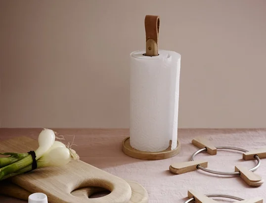 La planche à découper Soft Board et le Norr Le porte-rouleau de cuisine de Skagerak est en bois issu de l'agriculture durable et est un accessoire de cuisine pratique et charmant.