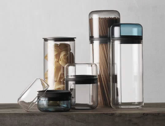 Juuri de Audo est une collection de rangement conçue par la jeune designer allemande Sarah Böttger. Les bocaux sont résistants à la chaleur et étanches à l'air.
