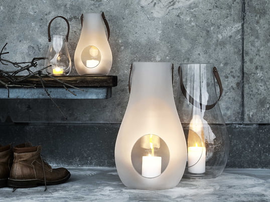 Un excellent exemple de cadeaux élégants et beaux pour les femmes: la lanterne Design with Light de Holmegaard en verre transparent ou blanc mat et une poignée en cuir.