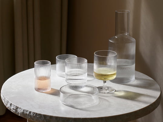 Ce set de quatre verres soufflés à la bouche de la série de vaisselle Ripple de ferm Living se caractérise par une belle surface striée et un aspect individuel, car - chacun des verres du set a une forme différente.