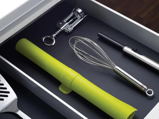 Le tapis de cuisson enroulable de Joseph Joseph est le compagnon idéal pour rouler une pâte, par exemple. Le tapis peut être enroulé et fixé avec la sangle de sécurité intégrée.