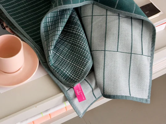 Les torchons Scholten & Les torchons Baijings ont été créés par les designers du même nom pour la société danoise Hay. Ils convainquent par des motifs graphiques et des combinaisons de couleurs audacieuses.