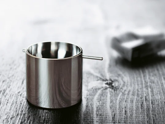 La forme cylindrique du cendrier est élégante et intemporelle et convient à toutes les occasions. En basculant le bol, les cigarettes et les cendres tombent dans le cylindre et sont cachées sans odeur.