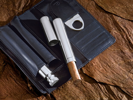 Le set à cigare Churchill du fabricant Philippi est un cadeau formidable pour un véritable gourmet et amateur de cigares. Grâce à la flasque intégrée, le plaisir de savourer est assurée.