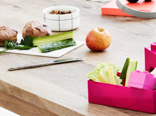 Les boîtes à lunch permettent d'emporter facilement et commodément des repas faits maison et de manger en route. De nombreuses boîtes à lunch sont compartimentées, ce qui permet de séparer différents types de nourriture.