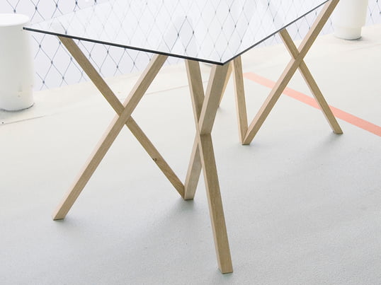 Adapté à tous les types de plateaux de table, le tréteau de table convainc par sa fabrication en chêne massif. Le poids est réparti de manière optimale, de sorte que Mika constitue également un support solide pour les plateaux de table lourds sans aucun problème.