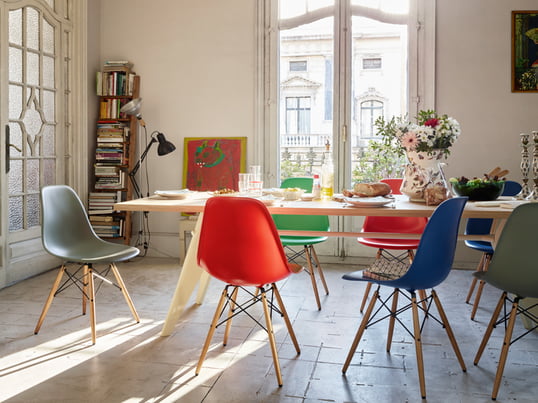 L’Eames Plastic Side Chair par Vitra, créée en 1950 par Charles et Ray Eames, est la production contemporaine de la chaise légendaire en fibre de verre.