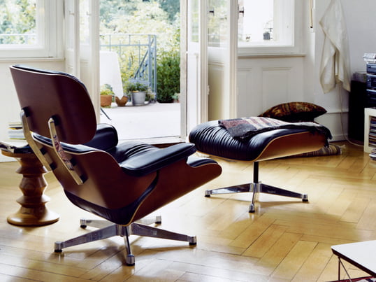 Le Vitra Lounge Chair apporte un confort élégant dans votre salon grâce à son design classique. Le Lounge Chair et l'ottoman sont également disponibles séparément ainsi que dans d'autres couleurs et variantes.