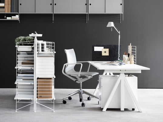 La collection String Works du fabricant scandinave comprend un grand assortiment de meubles de bureau. Du bureau à l'étagère individuelle, on retrouve tous les meubles de bureau utiles dans cette série