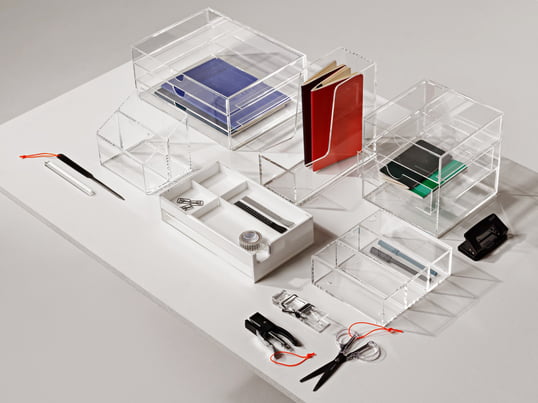 Avec les bons rangements, la montagne de papiers est rapidement et intelligemment rangée afin qu'il reste de l'espace pour exposer de jolis ciseaux, stylos et agrafeuse.