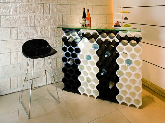 Comparé aux spiritieux on devrait stocker du vin couché dans un casier à bouteilles. En raison du stockage couché le bouchon reste humide à tel point que le vin ne peut pas oxyder.