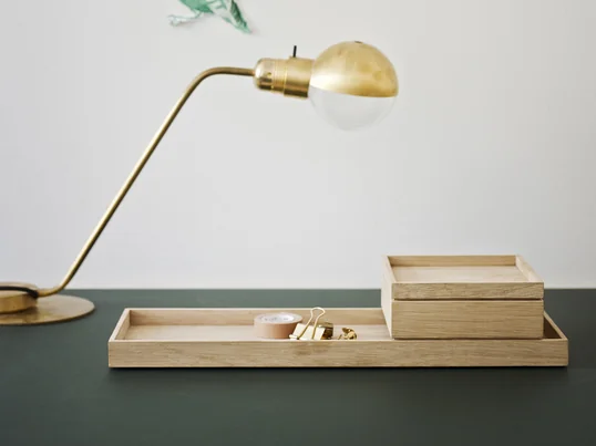 Skagerak a conçu avec le trio de designers VE2 la série Nomad. La boîte de rangement avec couvercle Nomad en bois de chêne est une petite boîte flexible et mobile pour les différents domaines ménagers.