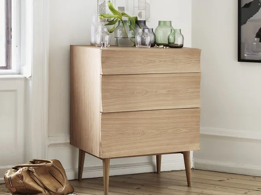 Commode classique design en bois. La Commode Muuto Reflect est une bonne combination de matériaux et de couleurs modernes. Il s’harmonise parfaitement dans un espace avec des couleur calme couleur.
