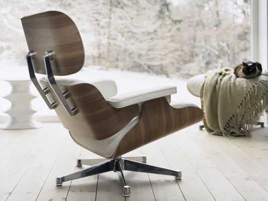 Charles Eames transporte avec sa Lounge Chair en noyer blanc l'impression d'un gant de baseball utilisé doux, dans lequel on a envie de se laisser tomber.
