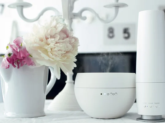 Le diffuseur d'ambiance de Stadler Form diffuse votre parfum favori dans toute la pièce grâce à sa technologie unique. En fonctionnement par intervalles, l'intensité de la senteur dégagée peut s'autoréguler et les batteries rechargeables permettent d'utiliser le diffuseur sans fil