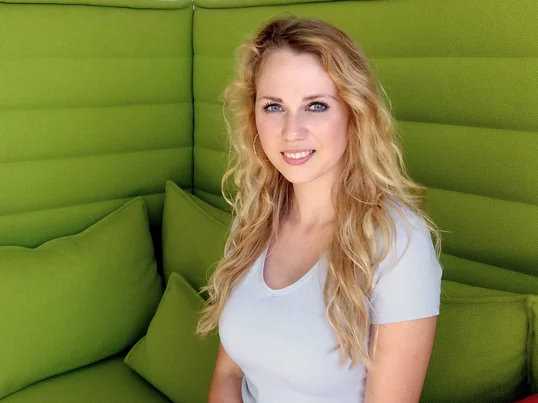 Eva travaille dans le service Marketing du site de vente en ligne de mobilier design. Son domaine de responsabilité est pour les clients réguliers, la conception des Newsletters et la conception du catalogue. 