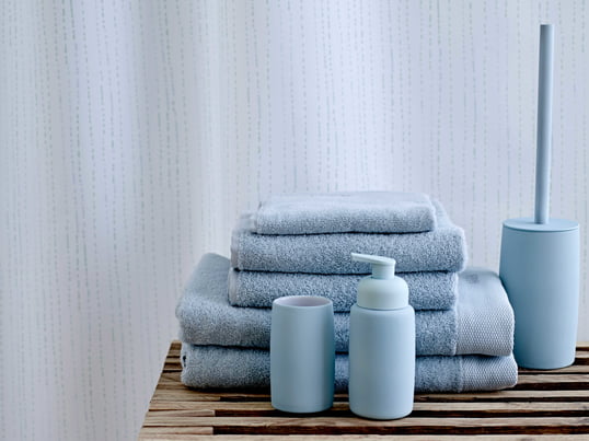 Le look des accessoires de salle de bain mono de Södahl rappelle la mer ou le ciel, et le toucher doux des serviettes vous donne envie de vous envelopper et de vous détendre.