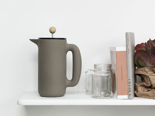 L'élégante cafetière de Muuto séduit par son design stylé et sa fonctionnalité bien pensée. Ainsi, même la cuisine ou l'étagère est rapidement mise en valeur sur le plan optique.