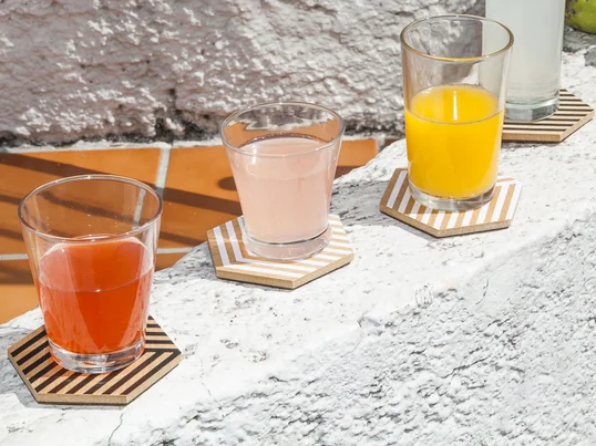 Sous-verres modernes en verre de Areaware en optique 3D. Concevez des sous-verres pour les verres et les tasses - profitez de vos boissons sans avoir à penser à la saleté et aux éraflures.