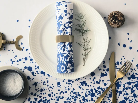 Les ronds de serviette Hexagon sont des porte-serviettes hexagonaux dorés en laiton. Les serviettes de table de tous les designs ont un aspect noble et précieux grâce à cet accessoire.