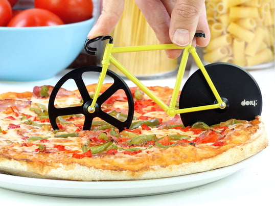 La roulette est un petit vélo qui se met sur la pizza et qui la découpe avec ses deux lames de manière royale.