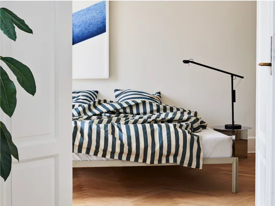 La parure de lit Été de Hay dans la vue d'ambiance : La parure de lit apporte les belles journées d'été et l'air frais de la mer dans la chambre à coucher avec ses douces rayures blanchies par le soleil.