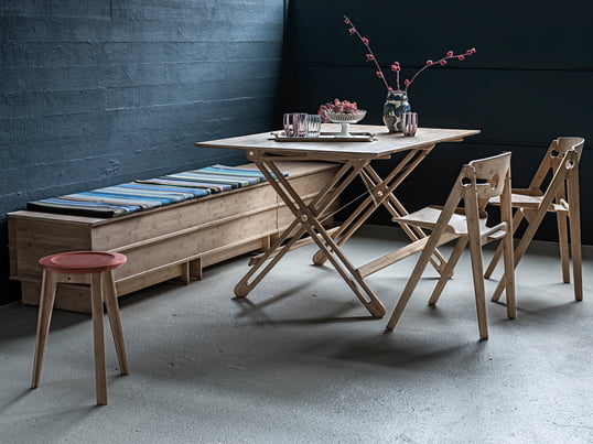 La table pliante We Do Wood - Field dans la vue d'ambiance. Elle est particulièrement adaptée à tous ceux qui n'ont qu'un espace limité dans l'appartement ou la maison, car la table peut être facilement démontée en quelques secondes.
