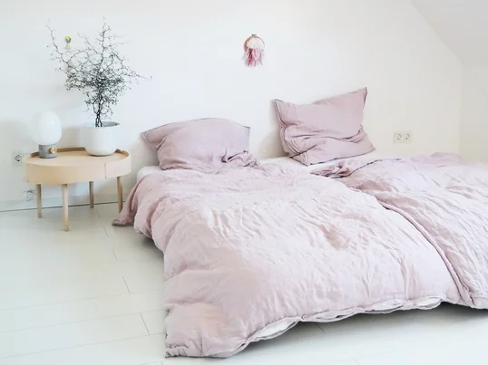 Dans la chambre à coucher, Julia Biersa de Juempati a la table Turning comme table de nuit et la lampe de table JWDA de Menu comme lampe de table.