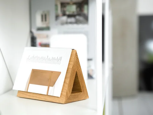 Acheter des accessoires pratiques pour les livres comme les serre-livres et les marque-pages dans la boutique design. Le Book Hook de la Collection sert de support pratique et de marque-page original pour votre livre.