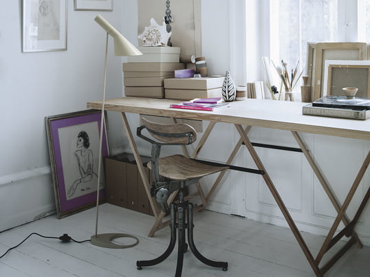 Le pied de lampe avec son ouverture caractéristique contribue à l’élégance et à la légèreté du design. Depuis longtemps déjà, elle fait partie des classiques modernes du design du 20e siècle.