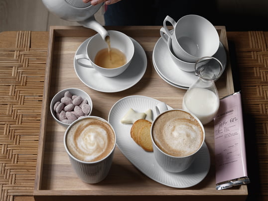 Blanc Côté Vaisselle de Royal Copenhagen dans la vue d'ambiance. Cette vaisselle fait merveille sur une table de café dressée ou sur la table du petit déjeuner.